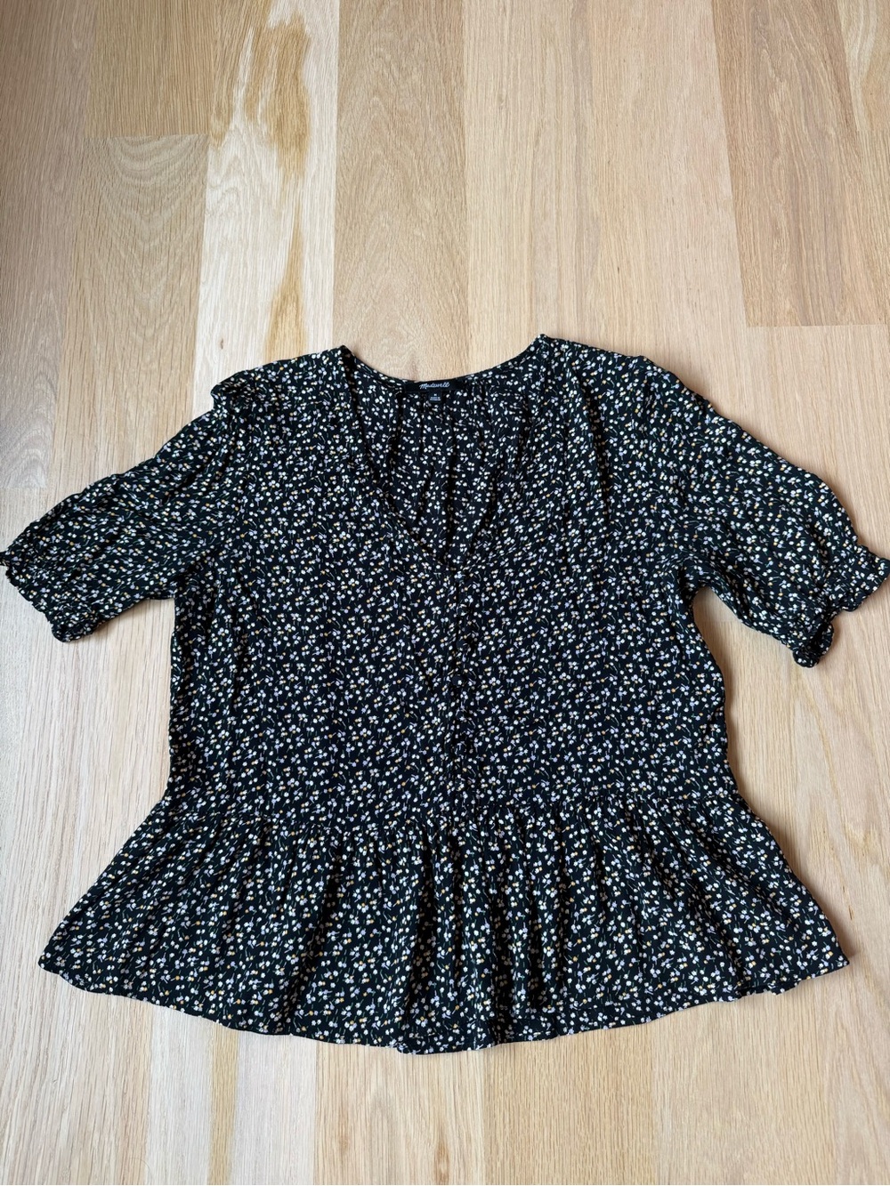 Madewell Size Medium Black Floral Peplum V-Neck Women's Top with Buttons